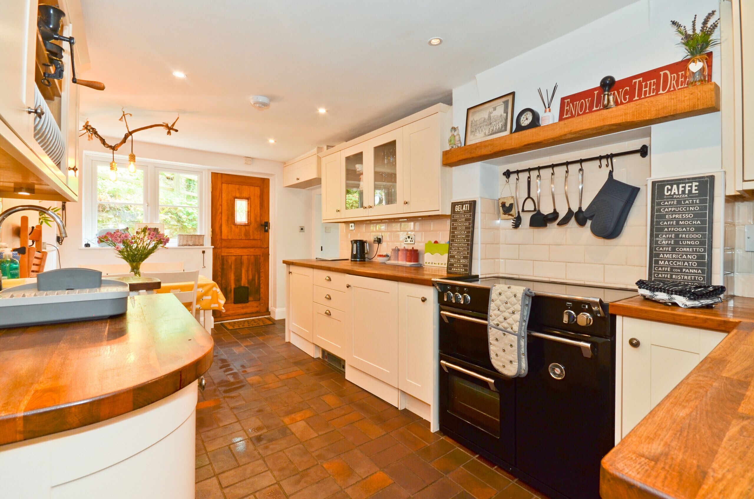 Jääkaappi, mikroaaltouuni, uuni, astianpesukone