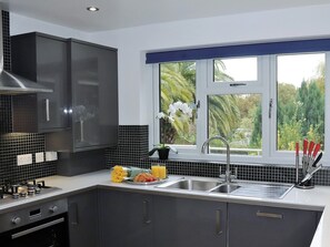 Frigorífico, microondas, horno y lavavajillas