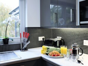 Een koelkast, een magnetron, een oven, een vaatwasser