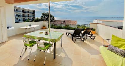 Apartment Roses near the beach with sea view