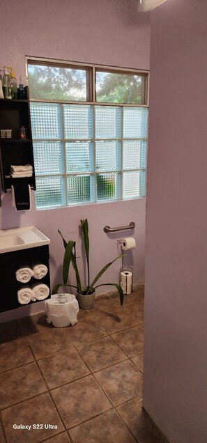 Håndklær, såpe, sjampo og toalettpapir