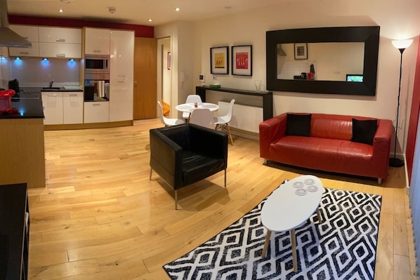 Apartment | Wohnbereich | 30-Zoll-Fernseher mit Digitalempfang