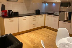 Fridge, microwave, oven, stovetop - Apartment - Sleeps 4 - Balcony - Parking - Pets Ok (Hull)