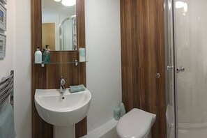 Apartamento | Banheiro | Chuveiro/banheira combinados, banheira de imersão, toalhas de banho