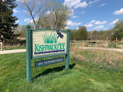 Summer fun in a modern home near the lake, restaurants, and exciting activities!