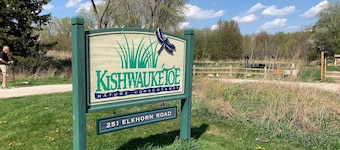 Summer fun in a modern home near the lake, restaurants, and exciting activities!
