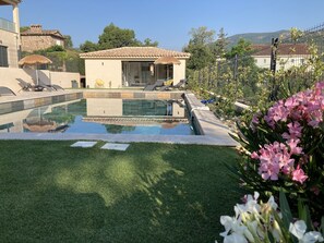 Outdoor pool - Le Mimosa apartment with private terrace on garden level, a stone's throw from the village. (Le Plan-de-la-Tour)