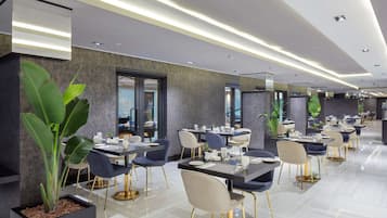 每日供應自助早餐 (費用另計)