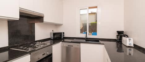 Refrigerador, microondas, horno y lavavajillas