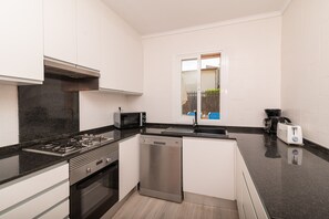 Kühlschrank, Mikrowelle, Ofen, Geschirrspüler