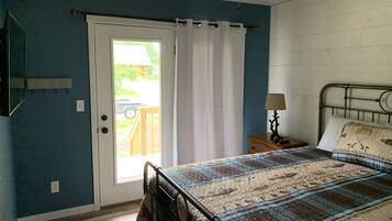 3 bedrooms, desk, iron/ironing board, travel cot