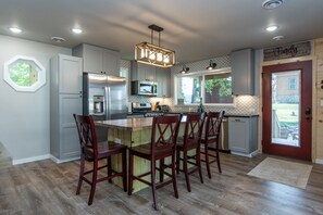 Kylskåp, mikrovågsugn, ugn och spishäll