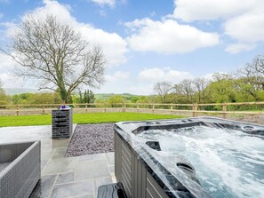 Outdoor spa tub - Beautiful large property ideal for a family get together with private hot tub. (Tregaron)