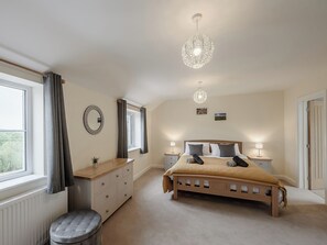 5 bedrooms, free WiFi, bed sheets - Beautiful large property ideal for a family get together with private hot tub. (Tregaron)