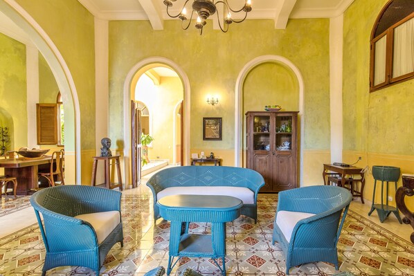 A room with a dining area, a sofa set, and a cabinet. - Casa Morales Getsemani (Cartagena)