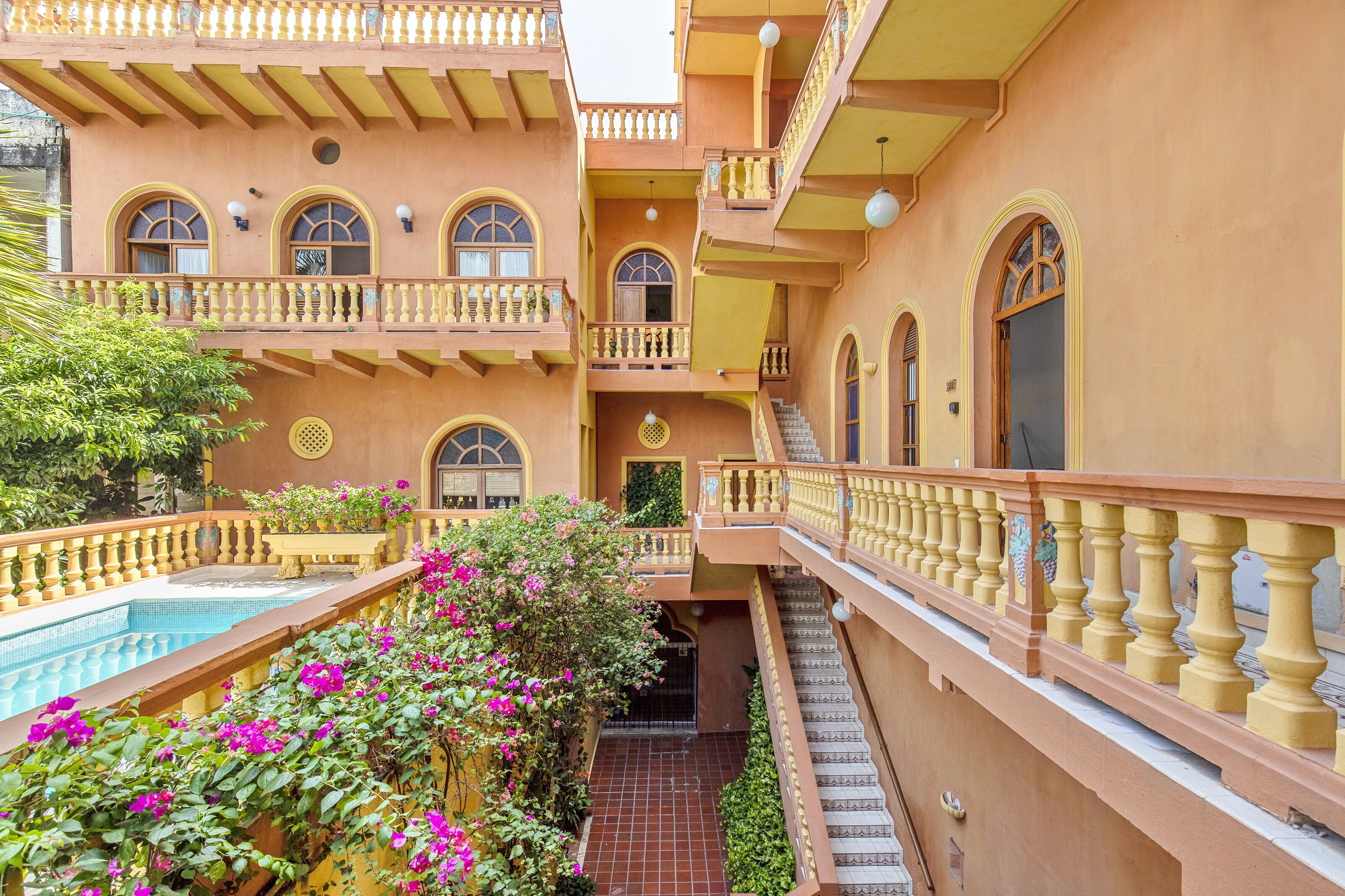 室外游泳池，提供日光浴躺椅