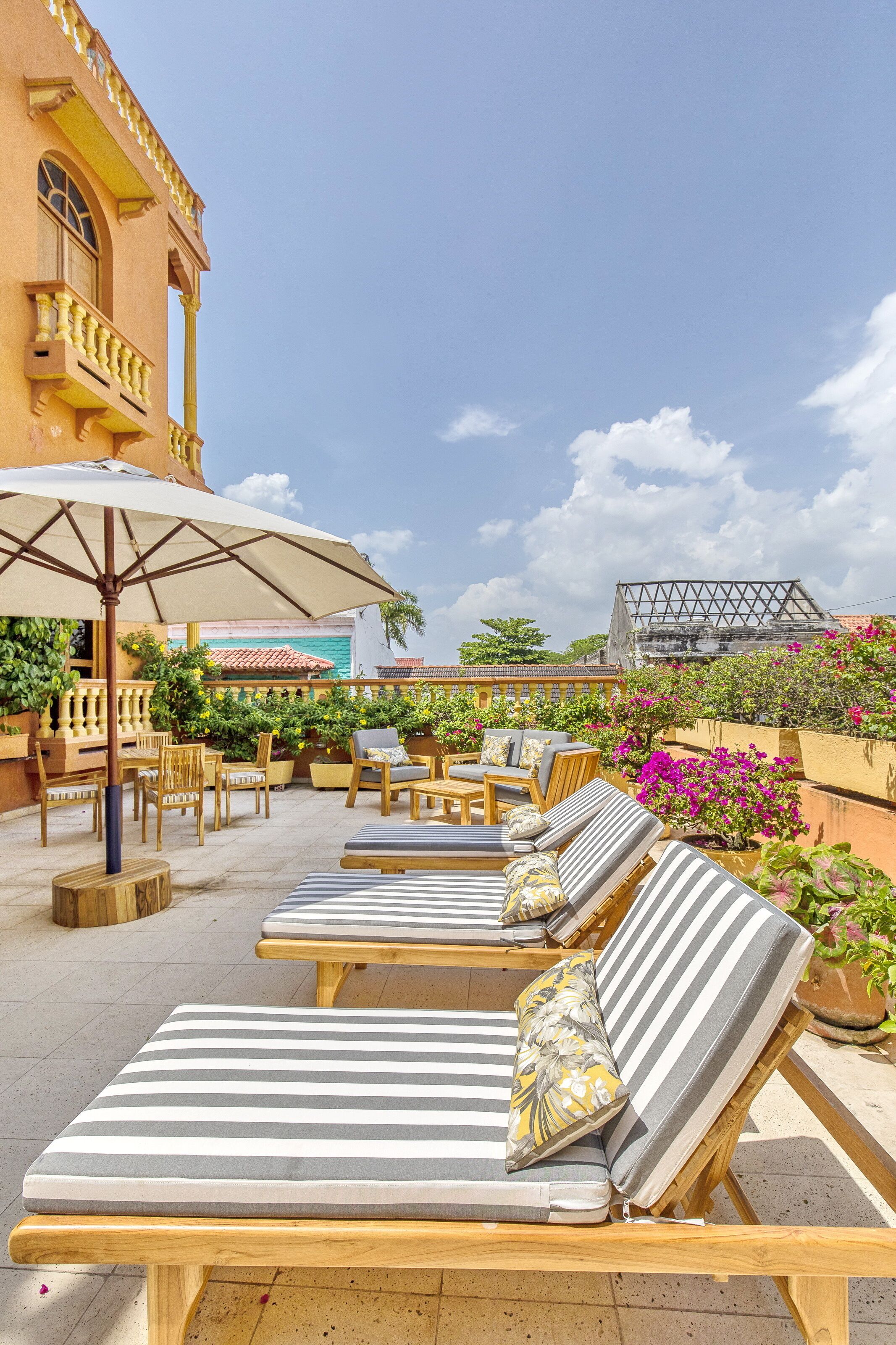 Een buitenzwembad en ligstoelen