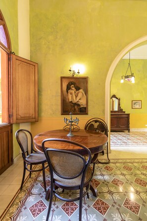 Apartment, 3 Bedrooms, Bay View | Dining room