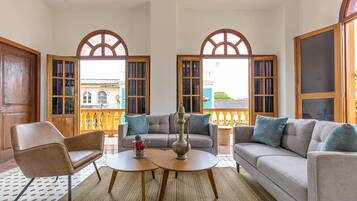 Apartamento, 2 quartos, sacada, vista para a piscina | Área de estar | Smart TV, Netflix, serviços de streaming