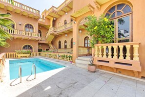 Outdoor pool, pool loungers