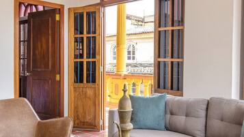 Apartamento, 2 quartos, sacada, vista para a piscina | Área de estar | Smart TV, Netflix, serviços de streaming