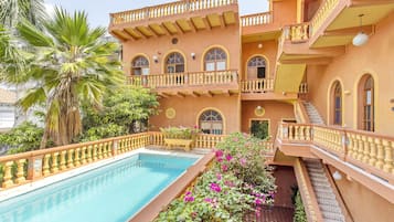 Outdoor pool, sun loungers