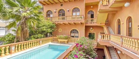 Outdoor pool, sun loungers