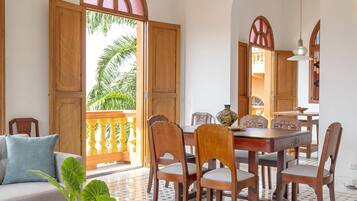 Apartamento, 2 quartos, sacada, vista para a piscina | Área de estar | Smart TV, Netflix, serviços de streaming