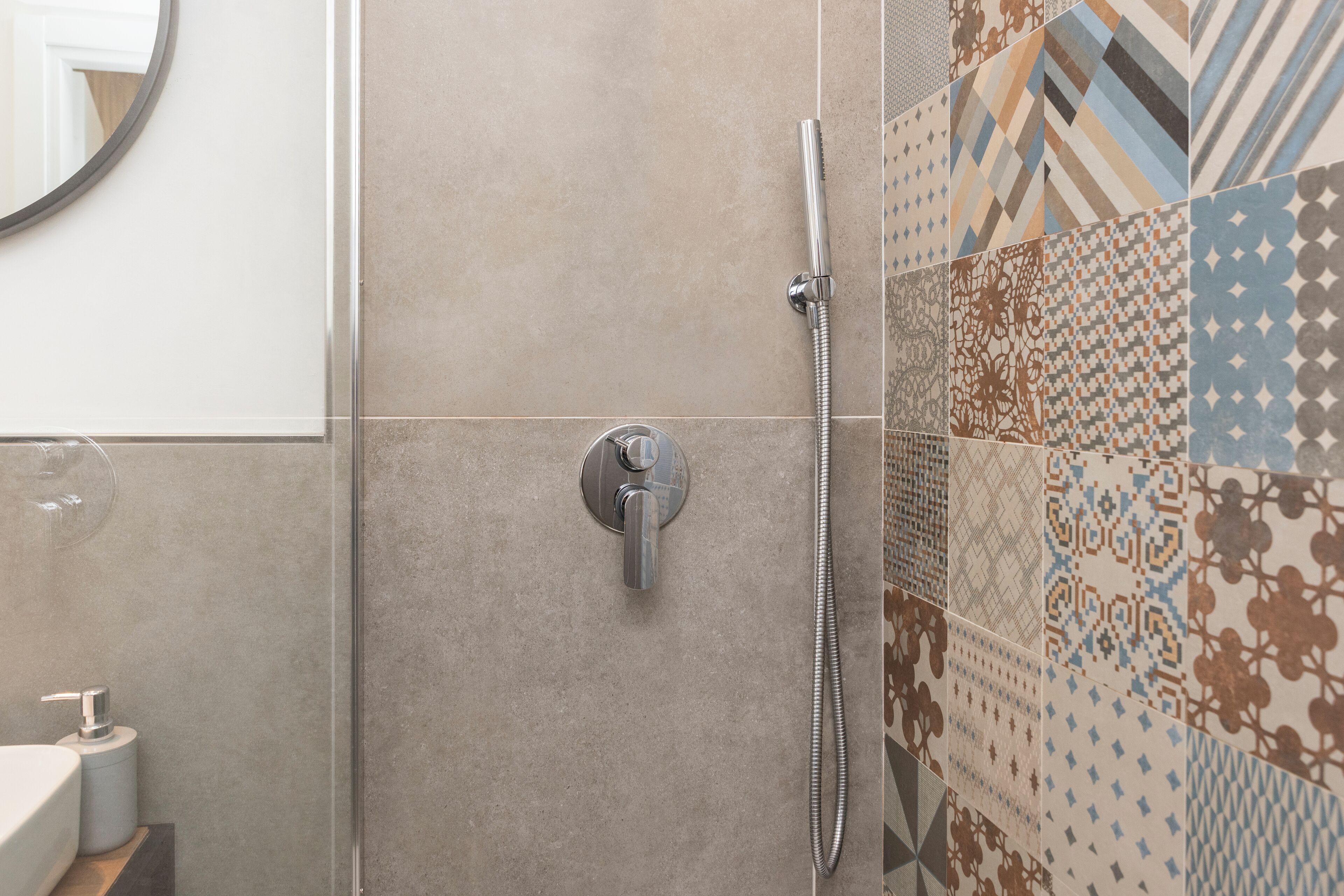 Baño con ducha, lavabo y espejo.