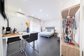 Standard-Studio | Minibar, individuell dekoriert, Schreibtisch