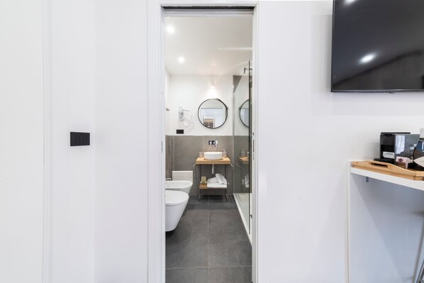 Estudio estándar | Baño | Regadera, regadera tipo lluvia, toallas 