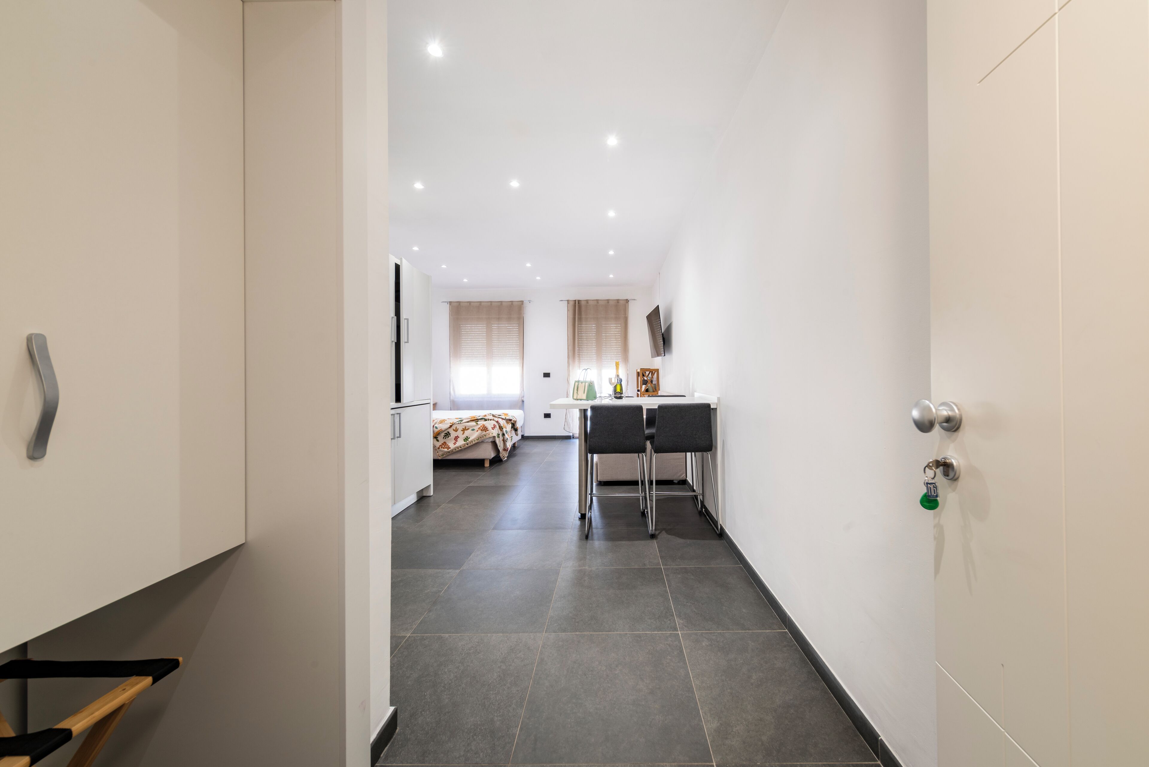 Studio | Minibar, individually decorated, desk, laptop workspace