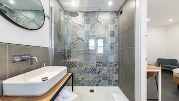 Superior Room | Bathroom | Shower, rainfall showerhead, towels