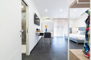 Estudio estándar | Minibar, decoración personalizada y escritorio 