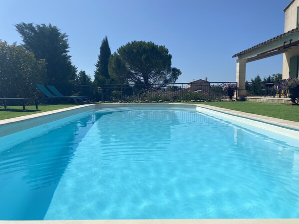 Una piscina al aire libre, una piscina climatizada