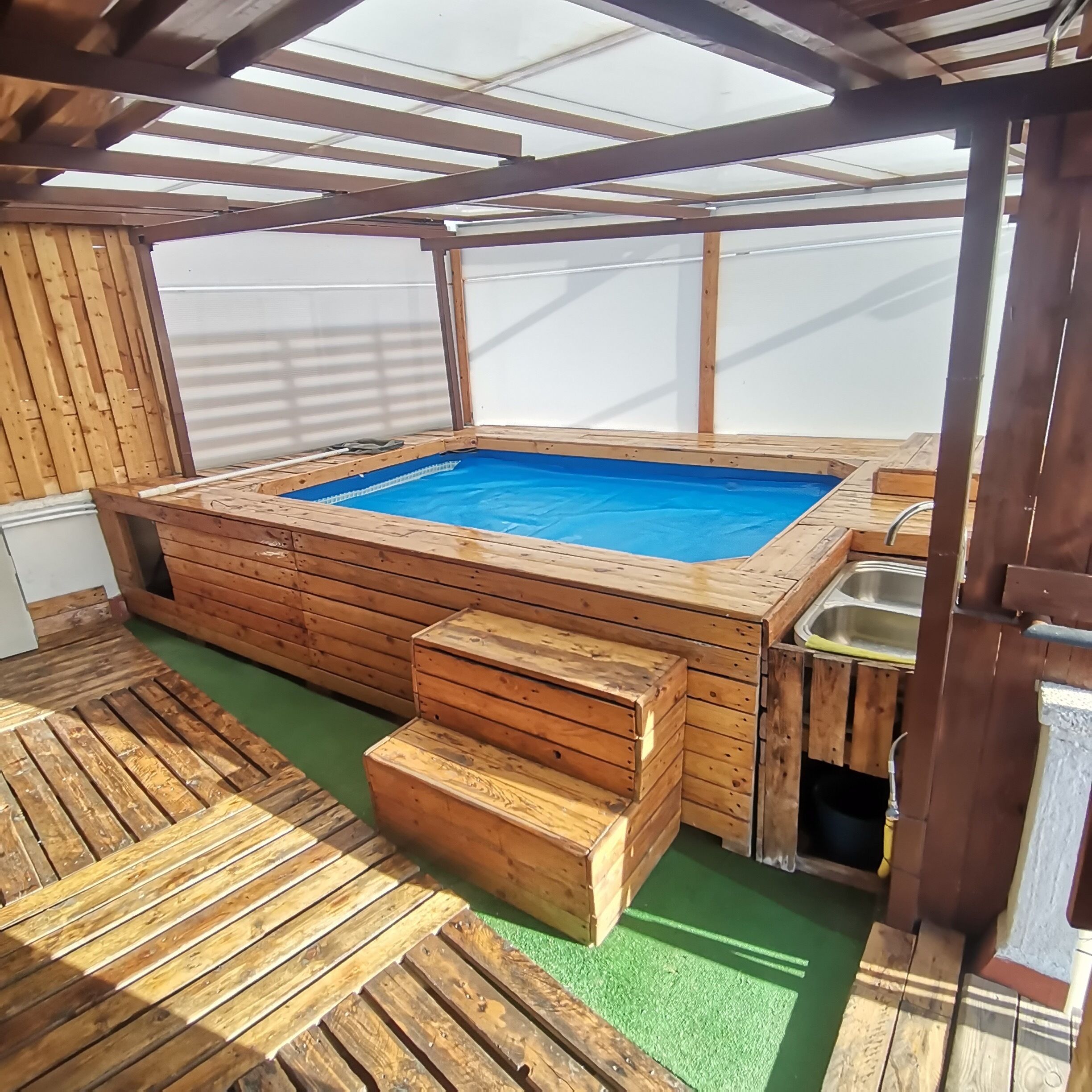 Una piscina cubierta, una piscina al aire libre