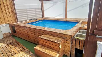Una piscina cubierta, una piscina al aire libre
