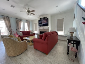 Smart-TV, Kamin, DVD-Player, Bücher