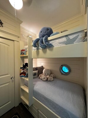 6 bedrooms, travel cot, free WiFi, bed sheets