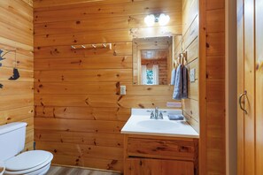 Duschwanne, Haartrockner, Handtücher, Seife