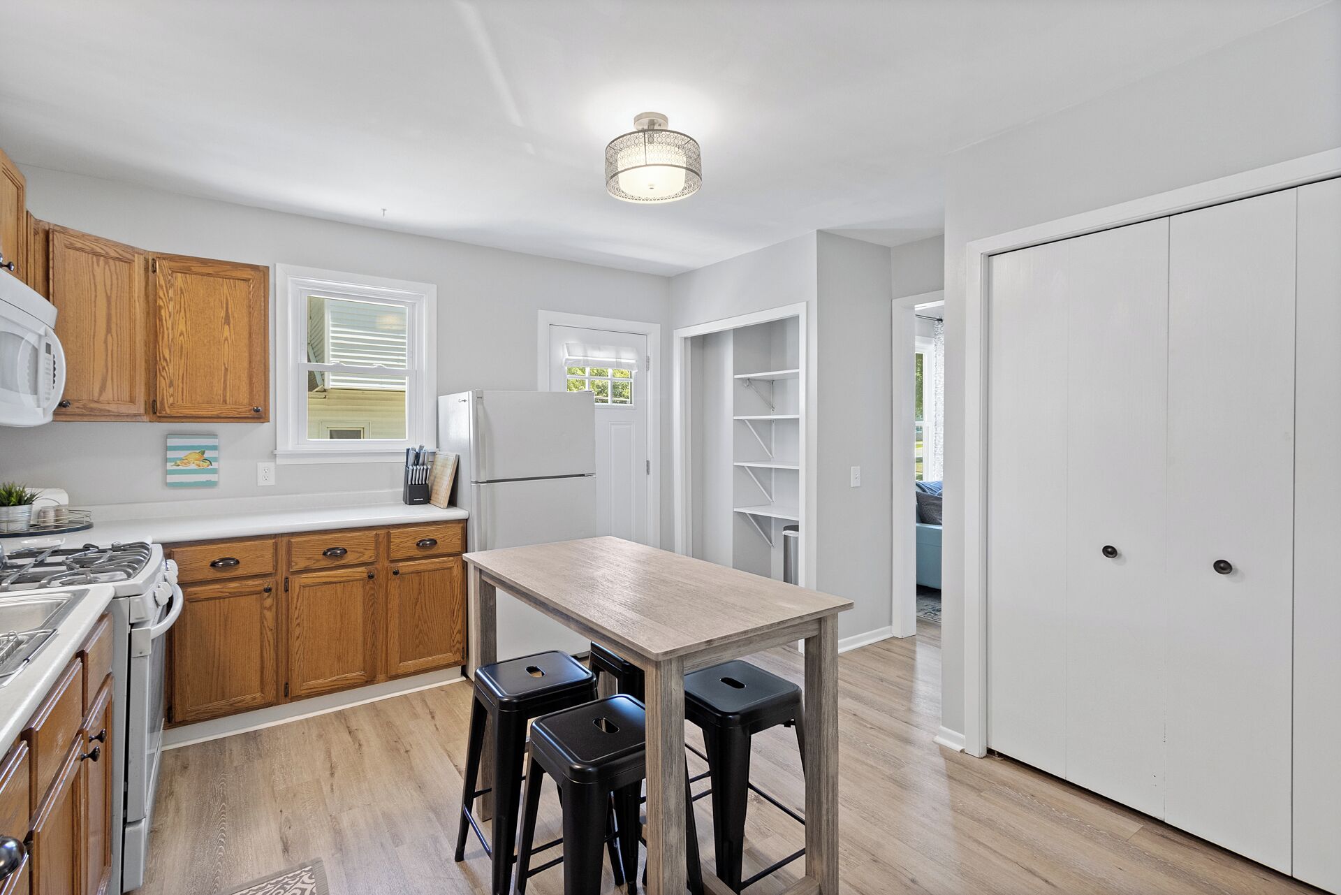 Kylskåp, mikrovågsugn, ugn och spishäll