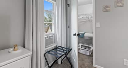 Comfy Nook- 2Bed w/WiFi, 20 Minutes from Wisconsin Dells