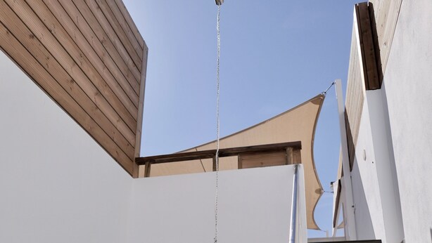 Un bâtiment moderne avec un escalier menant à un deuxième étage.