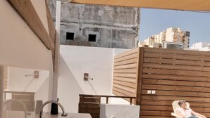 Un espace cuisine extérieur moderne, doté d’un évier et d’une terrasse en bois.