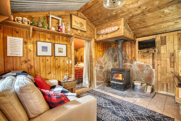 Interior - Cozy Riverside Cabin — Romantic Couples Retreat (Lyons)