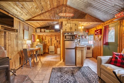 Cozy Riverside Cabin — Romantic Couples Retreat
