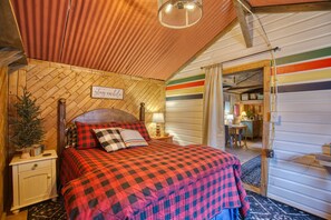 1 bedroom, desk, travel crib, free WiFi - Cozy Riverside Cabin — Romantic Couples Retreat (Lyons)