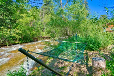 Charming Riverside Studio — Couples’ Getaway