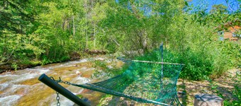 Charming Riverside Studio — Couples’ Getaway