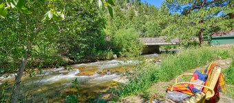 Charming Riverside Studio — Couples’ Getaway